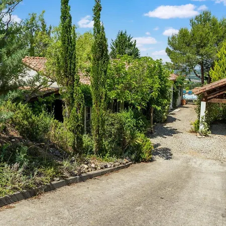 فيلة Charming Near *