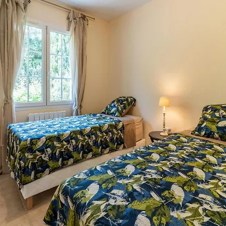 Vacation In With Pool Limoux